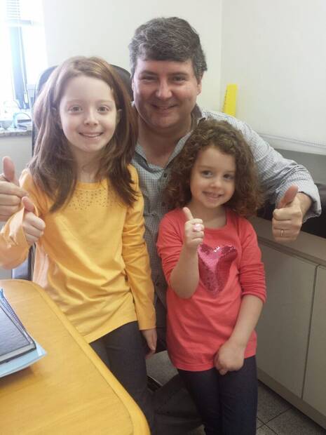 Dr. Ricardo com duas pacientes fazendo joia
