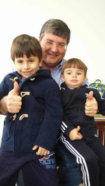 Dr. Ricardo com dois meninos pacientes