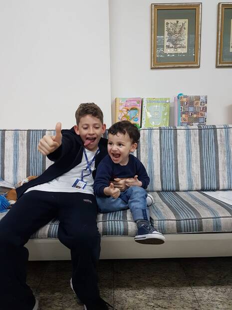 Dois irmãos pacientes no consultório